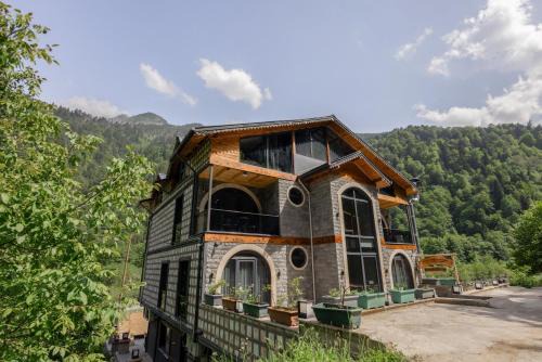 Camlihemsin Hotel | Discover Vadi Taş Konak: Family-Friendly Stay with Hot Tub