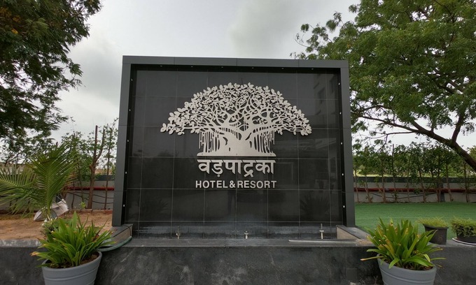 Waghoriya Hotel | Family-Friendly Vadpadraka with Pool and Restaurant