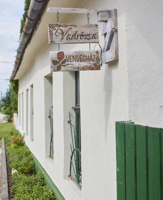 Racalmas House | Pet-Friendly Vadrózsa Vendégház with Pool & Breakfast