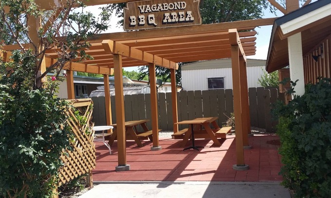 Bishop Hotel | Comfortable Stays at Vagabond Inn Bishop with Pool & Spa