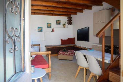 Vlachiana House | Cozy Retreat at Vaggelis House for Families and Pets