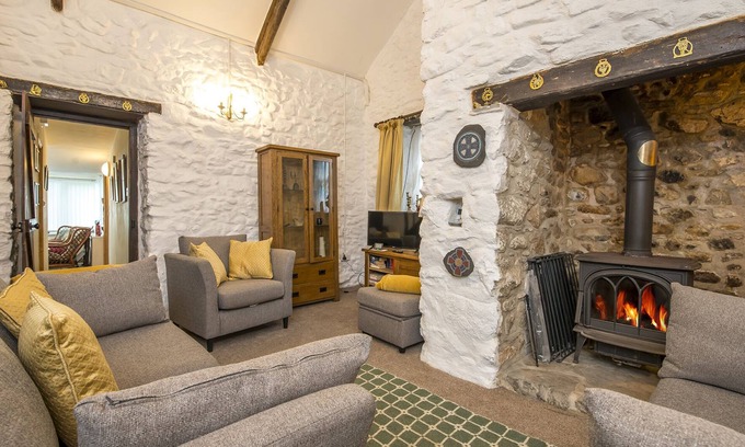 St Brides Cottage | Cozy Vagwr Eilw Cottage: Pet-Friendly Retreat Near Abereiddy