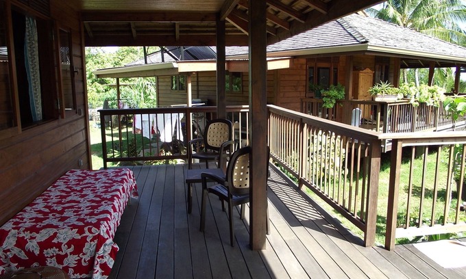 Vai'anae Bed & Breakfast | Enjoy Ocean Views at Moorea Surf Inn with Pool & Dining