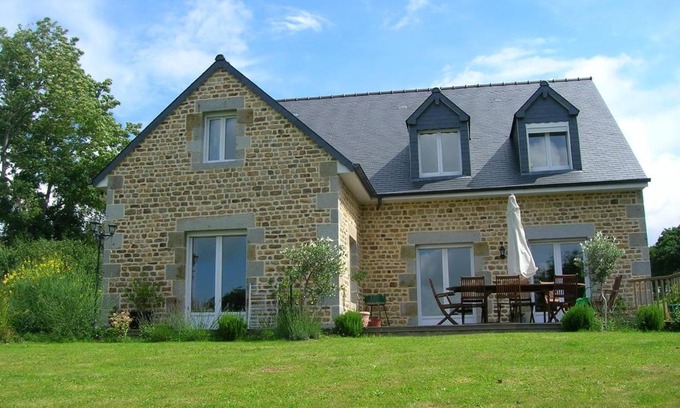 Dragey-Ronthon Bed & Breakfast | Oceanfront Vaintan B&B: Guest Rated 9/10 & Family Friendly