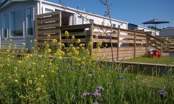 Makkum Ski Chalet | Relax at Vakantie Chalet Makkum with Oceanfront Views