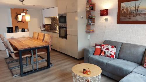 Bruinisse House | Discover Vakantiehuis Ruby: Oceanfront Oasis with Pool