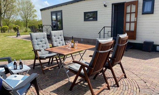 Makkum Ski Chalet | Inviting Oceanfront Getaway at Vakantiehuisje Makkum NL