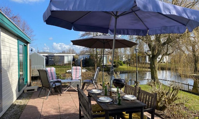 Makkum Ski Chalet | Beachfront Escape at Vakantiehuisje Makkum NL - T11