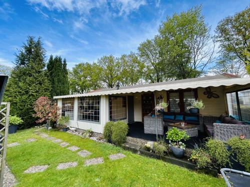 Arcen Ski Chalet | Pet-Friendly Retreat at Vakantiepark Klein Vink - E11