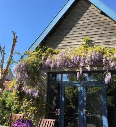 Hoevelaken House | Discover B&B De Lotus: Family-Friendly with Kitchen Access