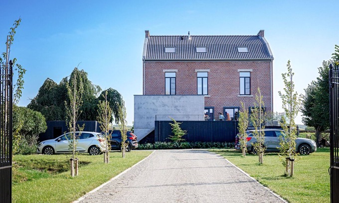 Maasmechelen House | Spacious HET Maashuis: 9 Bedrooms with Hot Tub & Kitchen