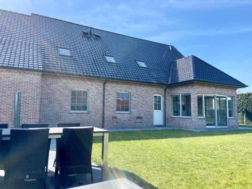 Wingene House | Inviting Retreat for 14 with Hot Tub & Swimming Pond