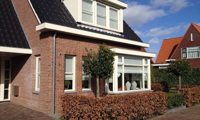 Yerseke House | Guest Rated 10/10: Vakantiewoning Yerseke with Oceanfront Pool