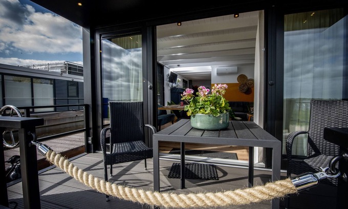 Offingawier Boat Rental | Experience Vakantiewoonboot De Waterparel by Sneekermeer
