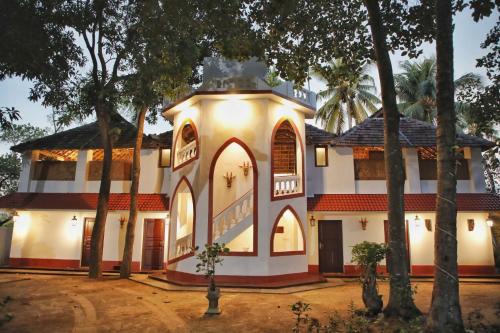Kuzhuppilly Hotel | Vala House: Guest Rated 9.3 with Spa & Family Amenities