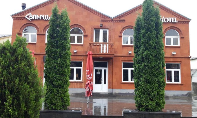 Vanadzor Hotel | Pet-Friendly ValDa Hotel with Oceanfront Views on Tumanyan