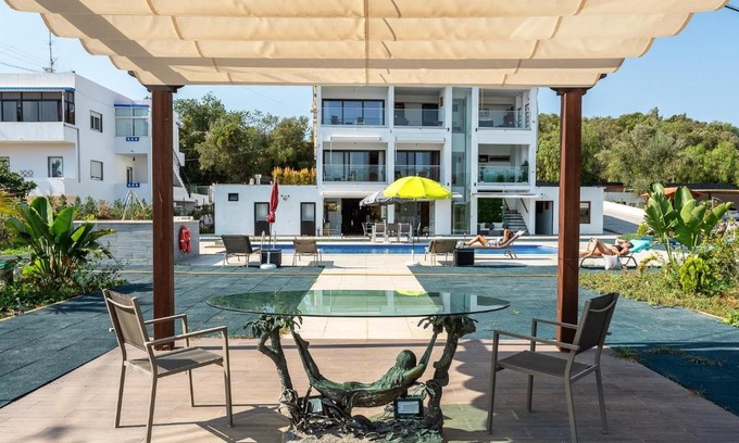 Paraiso Bed & Breakfast | Discover Vale de Paraíso: Pet-Friendly with Inviting Amenities