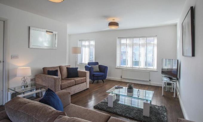 Gravesend Apartment | Pet-Friendly Vale House: Rated 9/10 for Family Comfort