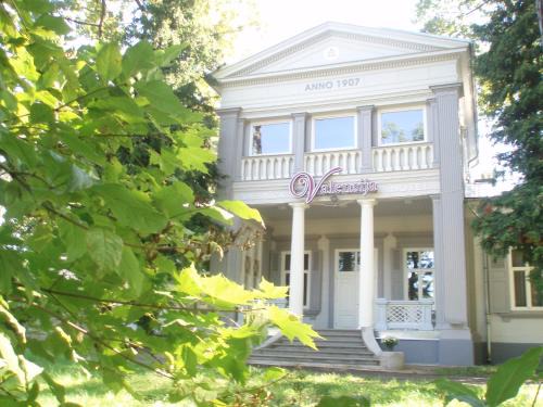 Jurmala Hotel | Valensija: Pet-Friendly Haven with Hot Tub & Breakfast
