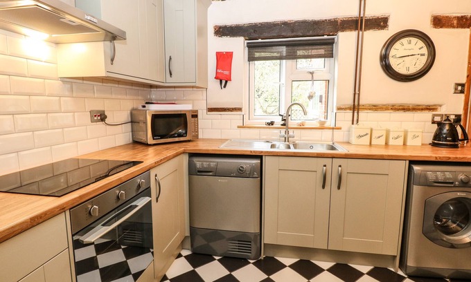 Aylsham Cottage | Top-Rated Valentine Cottage: Pet Friendly with Kitchen Access