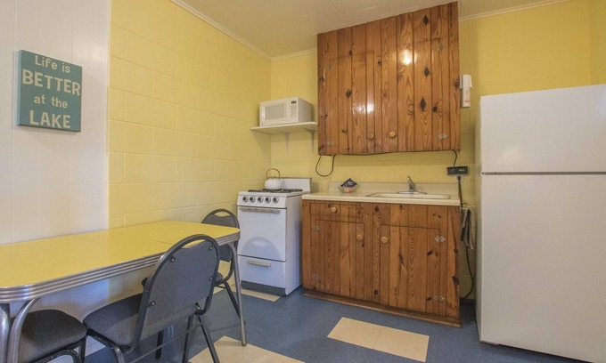 Kingsland Cabin | Discover Valentine Lakeside: Pet-Friendly Cabin with Views