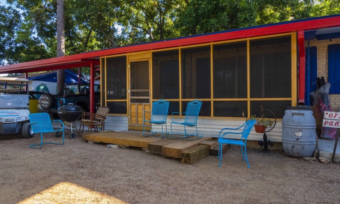 Kingsland House | Valentine Lakeside: Relaxing Lake View Porch House Retreat