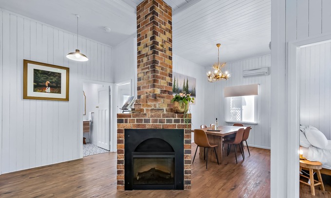 Stanthorpe House | Unforgettable Stay at Valerie's on Creek with Lake Views