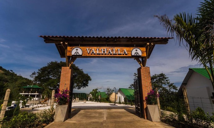 Nimaima Hotel | Experience Valhalla Nimaima Glamping: Pet-Friendly Retreat