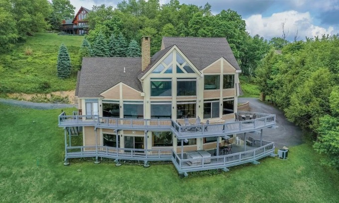 Mountainside House | Valhalla: Family-Friendly Retreat with Hot Tub & Kitchen