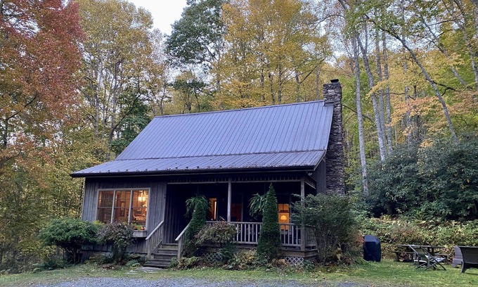 Valle Crucis Cabin | Relaxing Retreat: 20 Min to Boone & Hot Tub Access