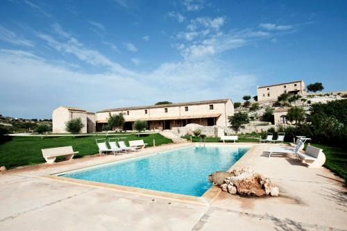 Modica Apartment | Valle dell'Acanto: Oceanfront Stay with Pool and Breakfast