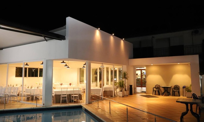 Grammichele Hotel | Welcoming Valle Verde: Family-Friendly with Pool & Dining