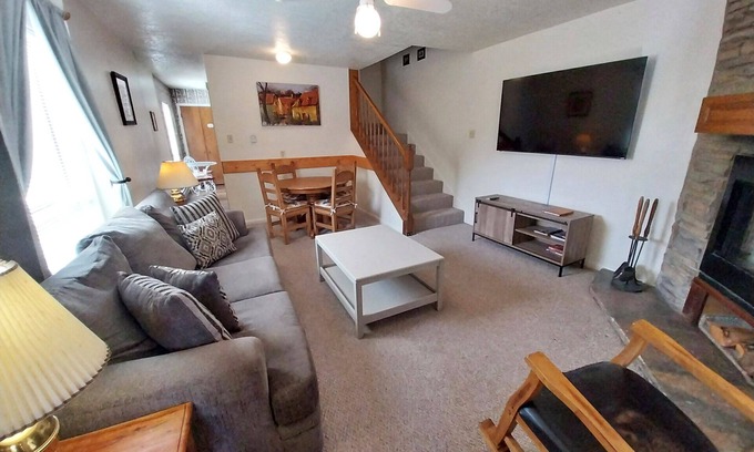 Red River House | Valley Condo 101: Creekside Retreat with Hot Tub & Wi-Fi