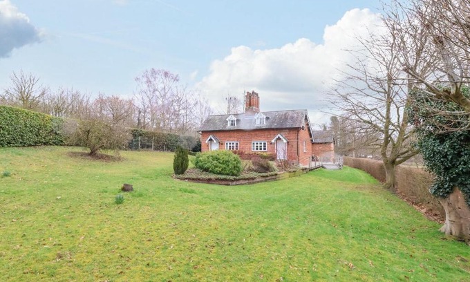 Melton House | Charming Valley Farm Cottage: Family-Friendly Retreat