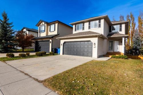 Valley Ridge House | Valley Home 2 Bed 1 Bath Walkout Basement Apartment, 1hr to Banff, 40 Mins Canmore, 5 mins to WinSport & Olympic park