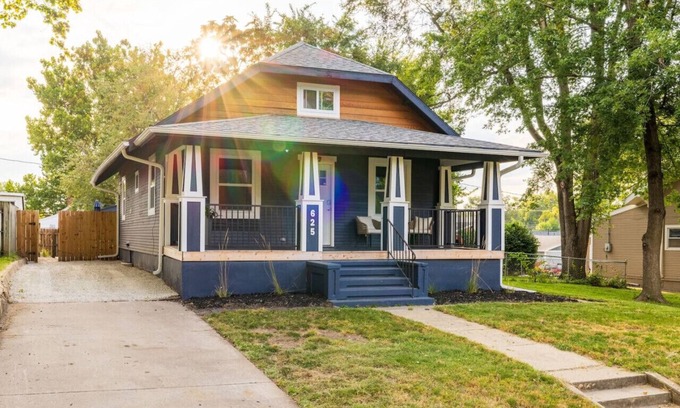 West Des Moines House | Modern Retreat Near West Des Moines Shopping & Dining
