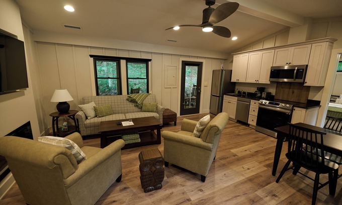 Cuyahoga Falls Cabin | Scenic Valley Overlook Cabin - Perfect for Families in Nature