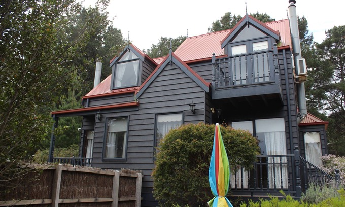 Bellbrae Cottage | Inviting Valley View Cottage with Pool & Ocean Views