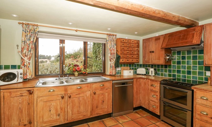 Leominster Cottage | Cozy Valley View Cottage with Open Fire in Leominster