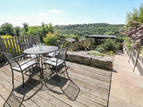 Foxt House | Cozy Valley View Cottage: Pet Friendly & Rated 10/10