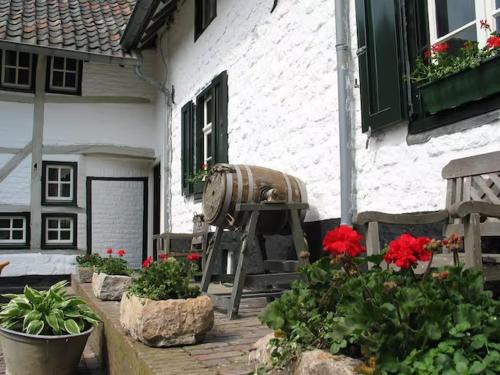Colmont House | Relaxing Valley View Cottage Near Valkenburg with Family Amenities