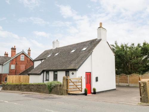Hulland Ward House | Experience Valley View: 4-Star Family & Pet-Friendly Retreat