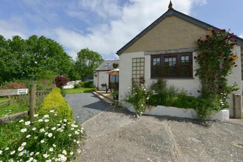 Helford Passage House | Discover Valley View: 4-Star Child-Friendly Escape
