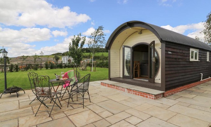Rhayader House | Pet-Friendly Valley View: A 4-Star Family Retreat