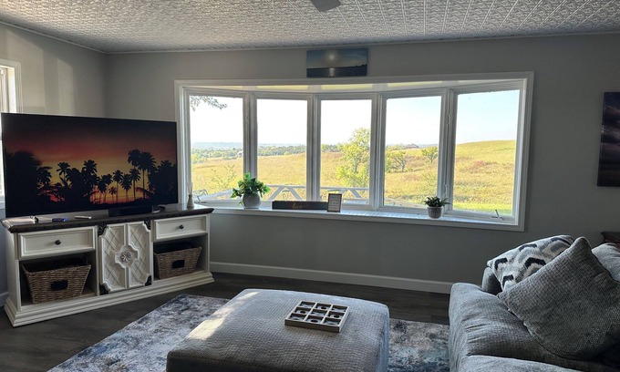 Manhattan House | Valley View Hideaway - Charming 2-bedroom house