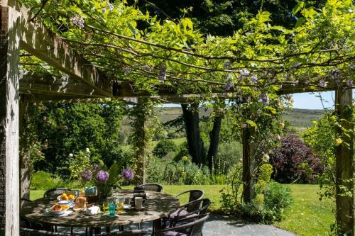 New Forest District House | Family-Friendly Valley View House - 4 Star Comfort Awaits