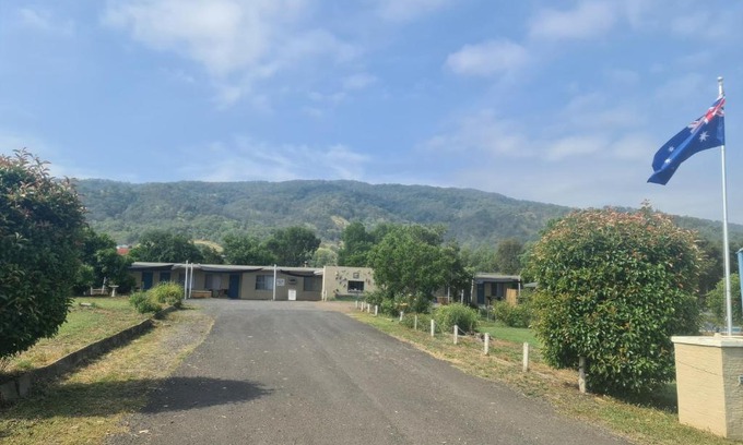Murrurundi Hotel | Cozy Valley View Motel: Pet-Friendly with Pool & Breakfast