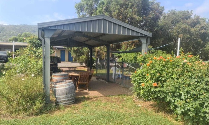 Murrurundi Hotel | Eco-Friendly Valley View Motel with Pool & Breakfast