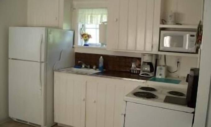 Adelma Beach Cottage | Pet-Friendly Valley View Motel with Breakfast & Kitchen