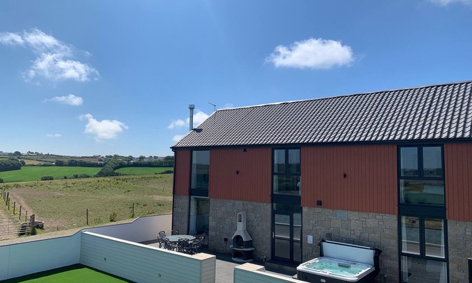 Mullion Cottage | Valley View: Pet-Friendly Holiday Cottage with Oceanfront Pool